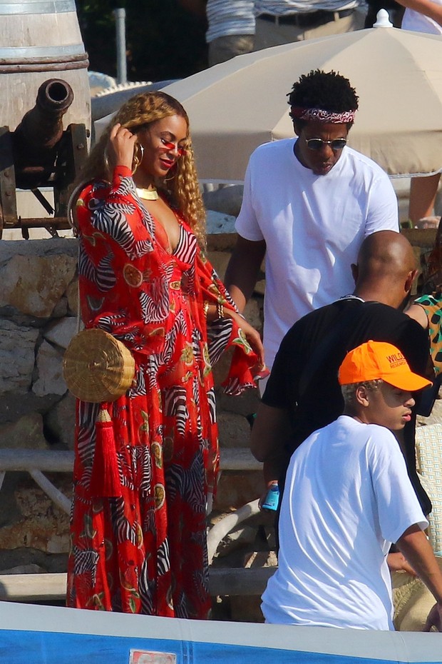 Beyoncé usa bolsa de palha da marca carioca Waiwai Rio (Foto: Backgrid)