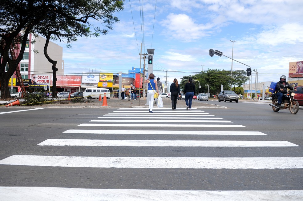 Pedestre atravessando rua no Distrito Federal (Foto: Pedro Ventura/Agência Brasília)