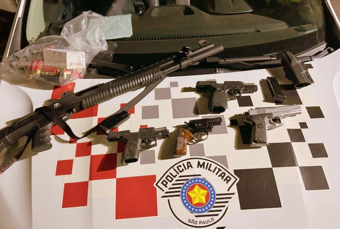 Polícia Militar apreende revólver, pistolas, espingarda e munições em São Carlos