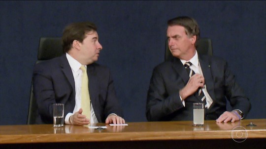 Bolsonaro pergunta sobre Collor em bilhete entregue a Rodrigo Maia durante evento na PGR