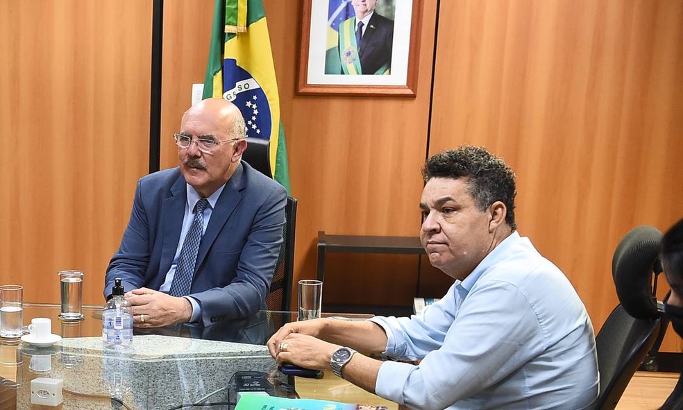 O ministro da Educação, Milton Ribeiro, com o pastor Arilton Moura em 30/11/2021 — Foto: Luis Fortes/MEC