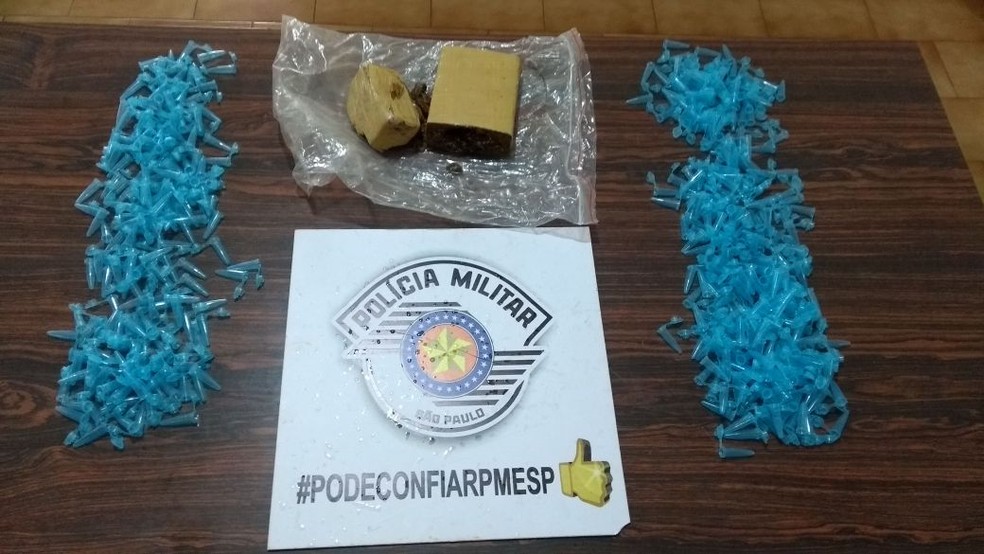 Polícia apreendeu pinos de cocaína, maconha e crack com os suspeitos (Foto: Polícia Militar / Divulgação )