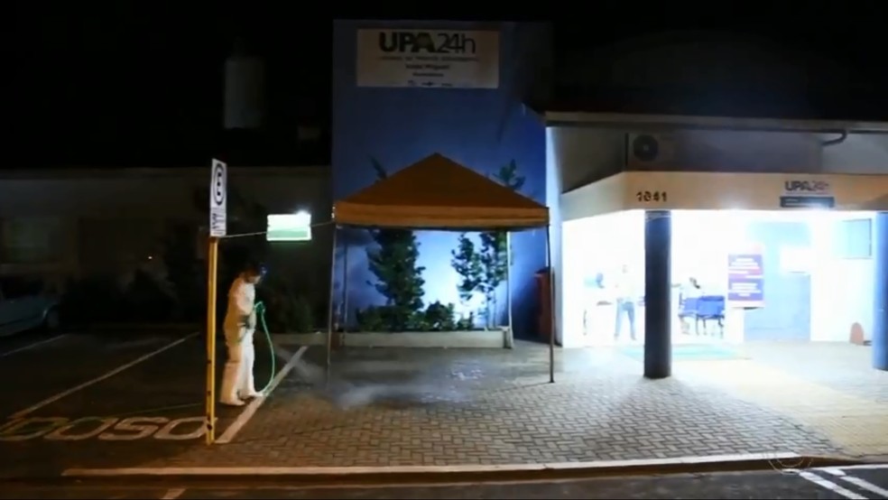 Prefeitura fez limpeza de ruas com água sanitária perto de hospitais de Andradina — Foto: TV TEM/Reprodução