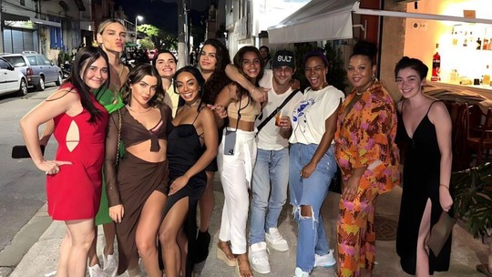 Jade Picon se reúne com elenco de 'Travessia' em bar no Rio