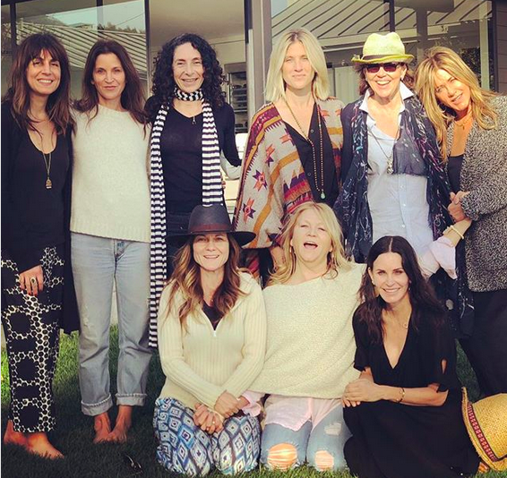 Jennifer Aniston com Courteney Cox e amigas durante sua festa de aniversário (Foto: Instagram)