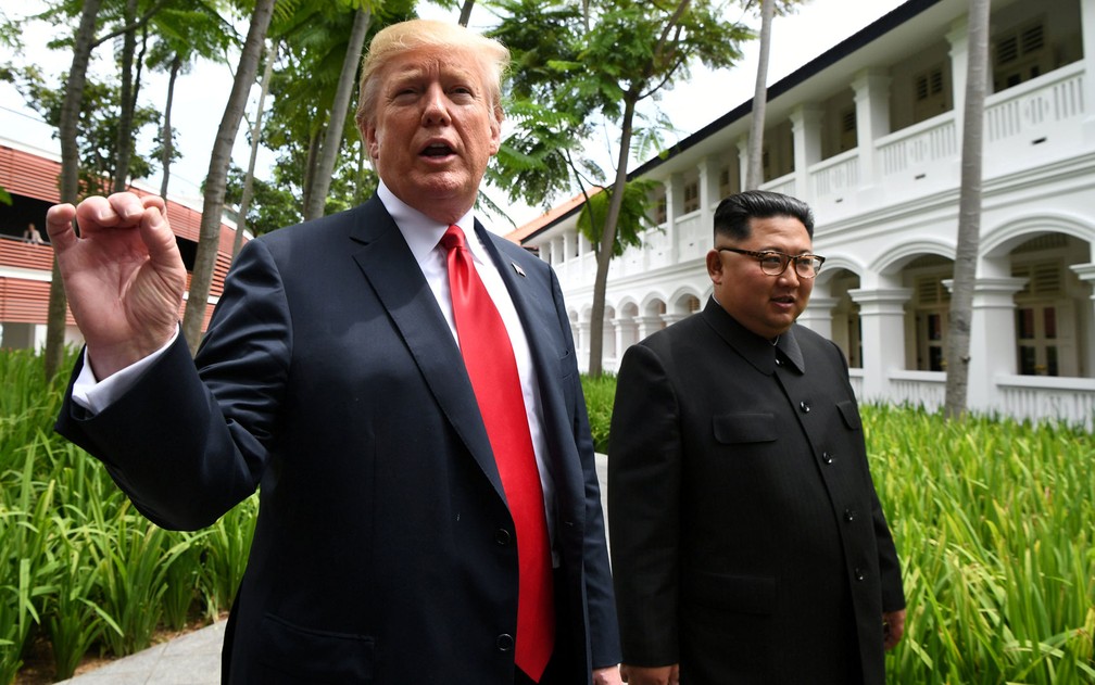 O presidente dos EUA, Donald Trump, gesticula ao falar com jornalistas ao lado do lÃ­der da Coreia do Sul, Kim Jong-Un, no Capella Hotel, na ilha de Sentosa, em Singapura, na terÃ§a-feira (12) (Foto: Anthony Wallace/Pool via Reuters)