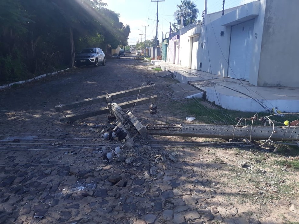 Poste danificado após acidente em Parnaíba, Litoral do Piauí — Foto: Reprodução/Redes sociais