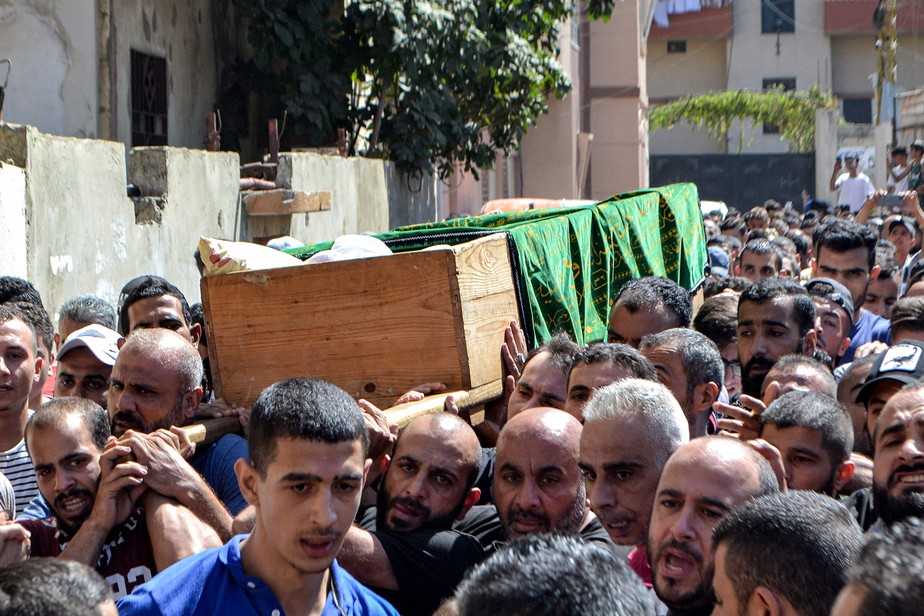 Libaneses carregaram o caixão de uma das vítimas do naufrágio na cidade portuária de Trípoli, no Líbano