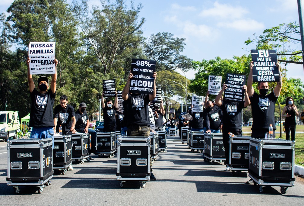 Profissionais da &aacute;rea t&eacute;cnica de eventos, shows, teatro e cinema promovem manifesta&ccedil;&atilde;o Passeata com Cases em S&atilde;o Paulo neste domingo (2) &mdash; Foto: Van Campos/FotoArena/Estad&atilde;o Conte&uacute;do