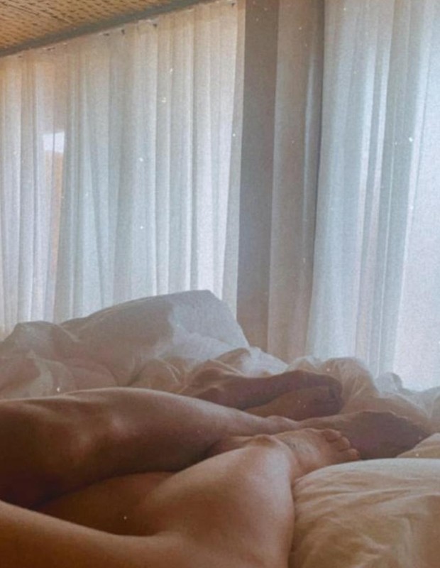 Paolla Oliveira posa na cama com Diogo Nogueira (Foto: Instagram)