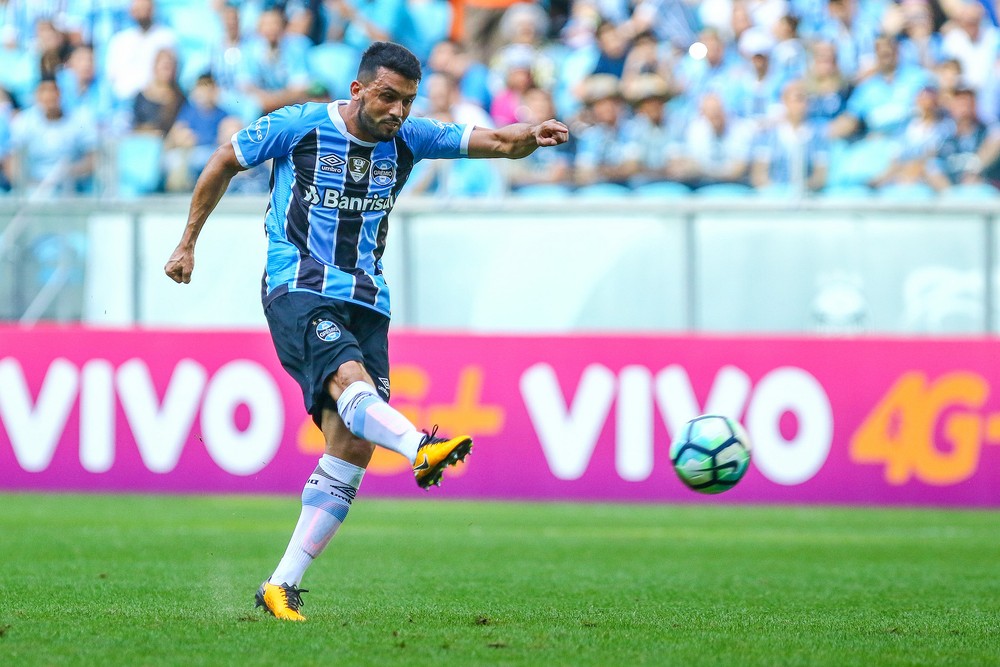 Pancada a 116 km/h e jogadaça brindam redenção de Edílson no 100º jogo pelo Grêmio