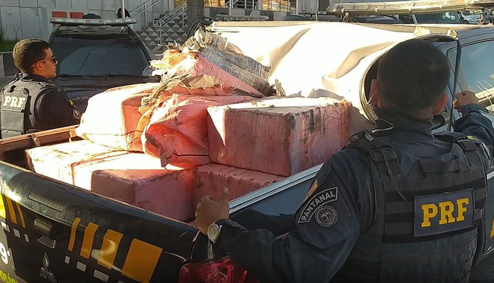 PRF apreende quase meia tonelada de cocaína em fundo falso de caminhão em Mato Grosso — Foto: PRF/MT