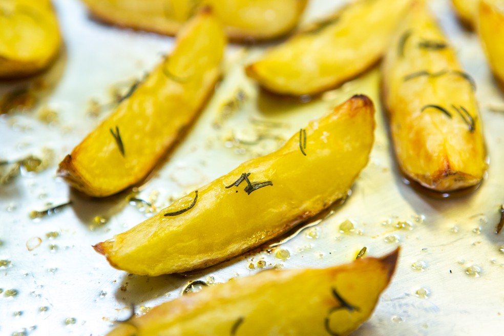 Olha a suculência dessas batatas temperadas com alecrim, azeite sal e pimenta-do-reino — Foto: Fabiano Battaglin/Gshow