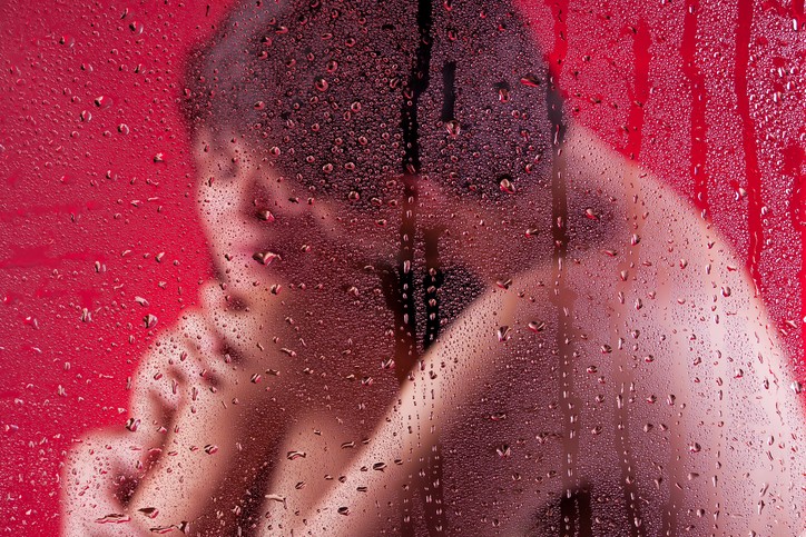 Naked lovers in hug behind wet glass (Foto: Getty Images/iStockphoto)