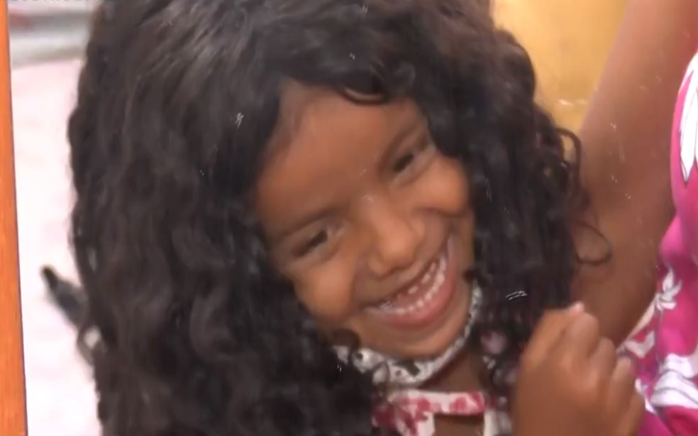Garotinha de 7 anos doa cabelo para realizar sonho de menina com câncer na Bahia — Foto: Reprodução/TV Subaé