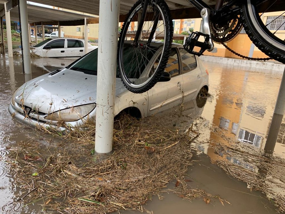 Carros presos em inundação de condomínio na Vila Sílvia, Zona Leste de São Paulo, nesta segunda-feira (3). — Foto: Acervo pessoal