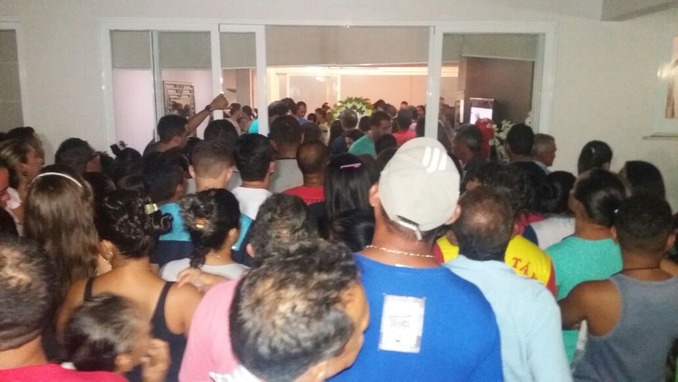 Velório do ex-prefeito de Barra do Corda acontece na casa dele, no centro de Barra do Corda. (Foto: Antônio Filho/TV Mirante)