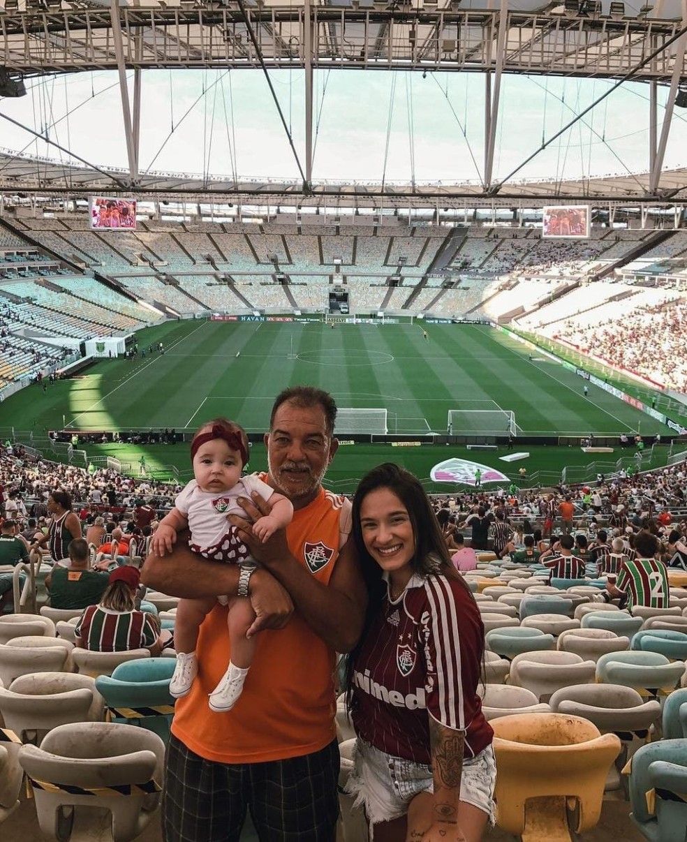 Família Fluminense: Yandra ao lado do pai e da filha no Maracanã — Foto: Arquivo Pessoal