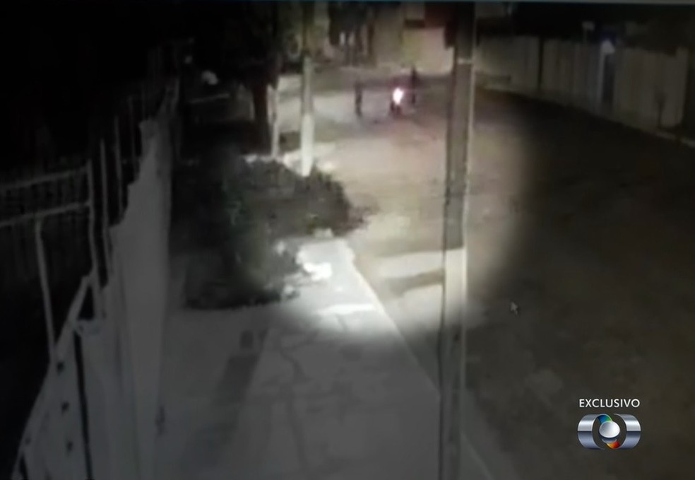 Imagem mostra momento em que homem &eacute; morto em Gurupi &mdash; Foto: Reprodu&ccedil;&atilde;o/TV Anhanguera