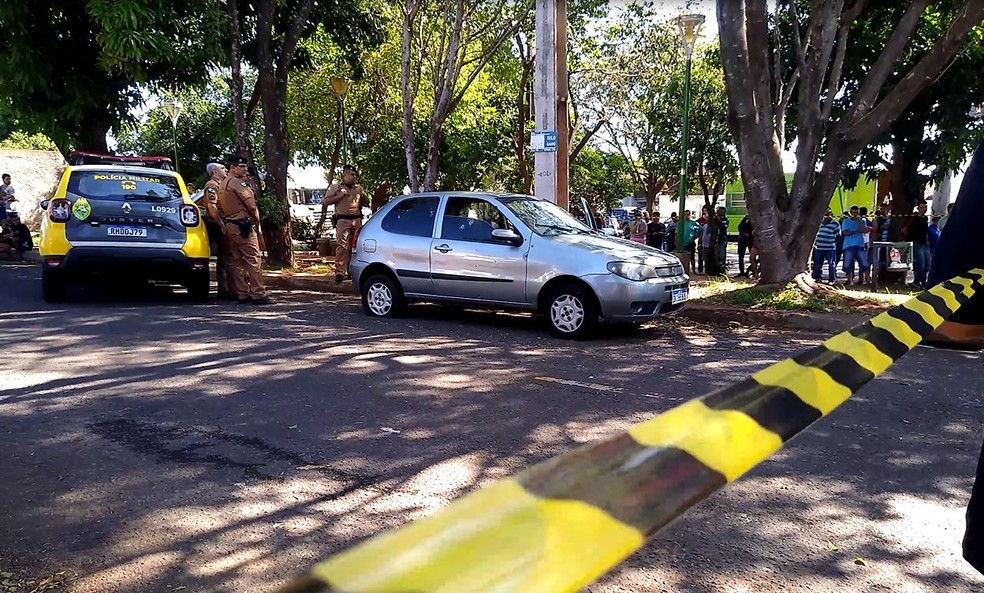 Homicídio ocorreu na Avenida Tiradentes, em Maringá — Foto: Fábio Linjardi/RPC