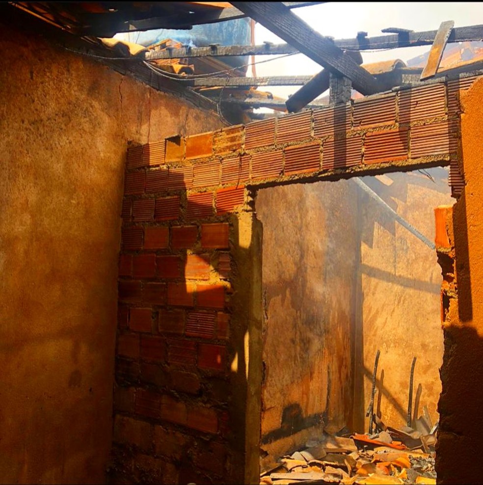 Chamas destruíram telhado da casa — Foto: Arquivo pessoal