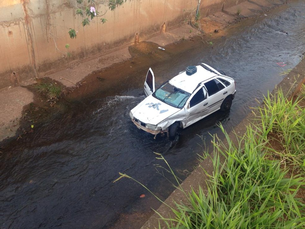 Carro caiu no cÃ³rrego Segredo e ficou danificado (Foto: Fabiano Arruda/TV Morena)