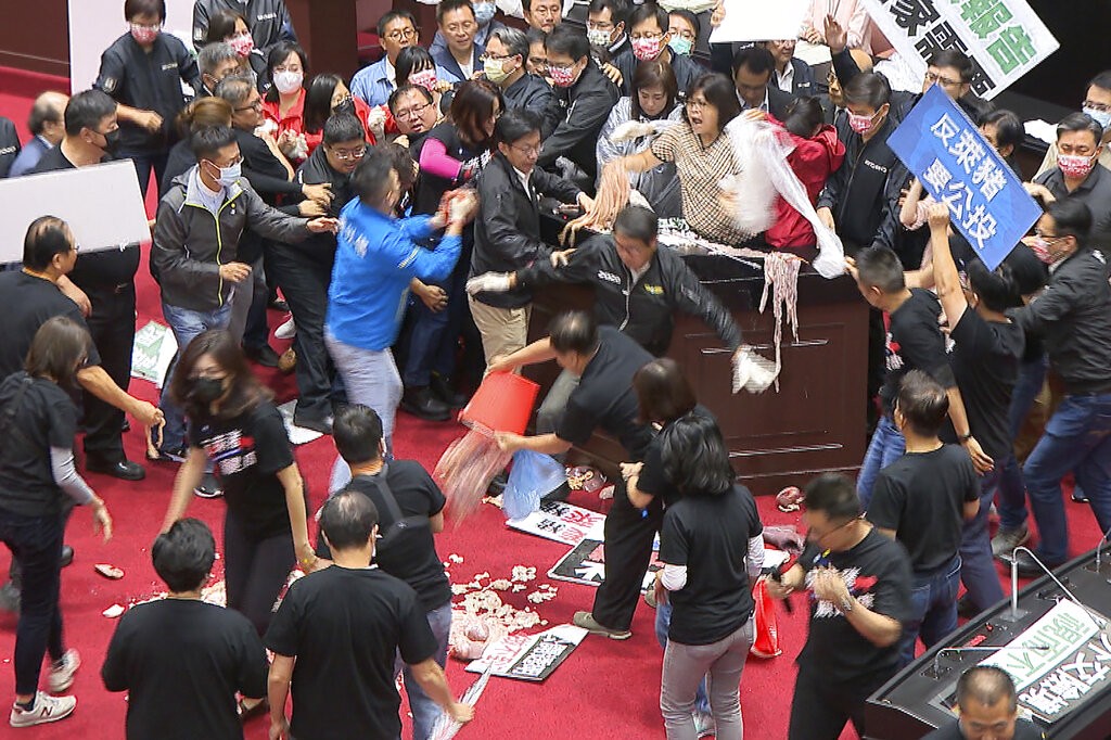 Parlamentares de Taiwan atiram vísceras de porco e trocam socos em sessão tumultuada no Congresso thumbnail