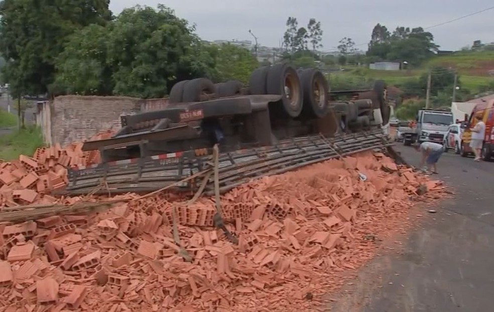 Tijolos ficaram espalhados na pista, que não foi interditada em Marília (Foto: Robson do Carmo / TV TEM )