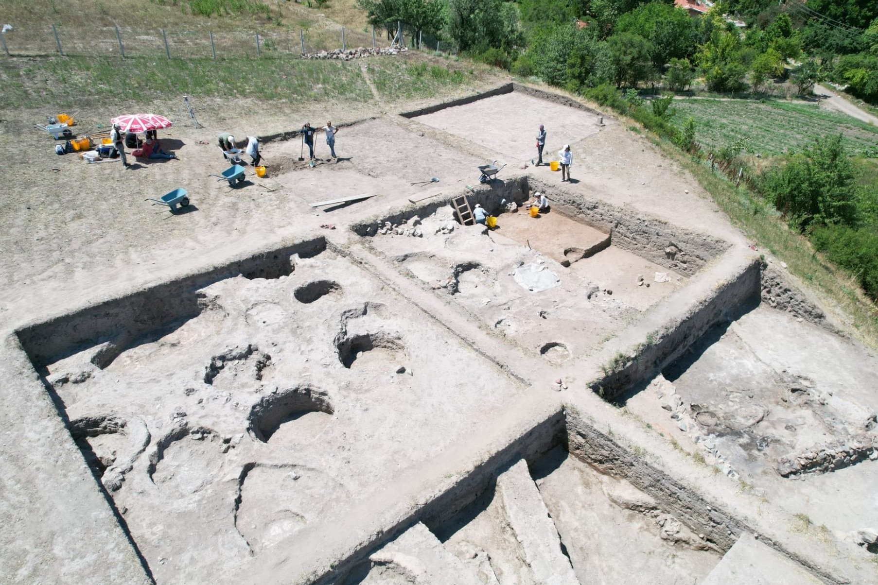 Adaga Micênica e Selo são descobertos em Tavşanlı Höyük (Foto: Reprodução/Twitter)