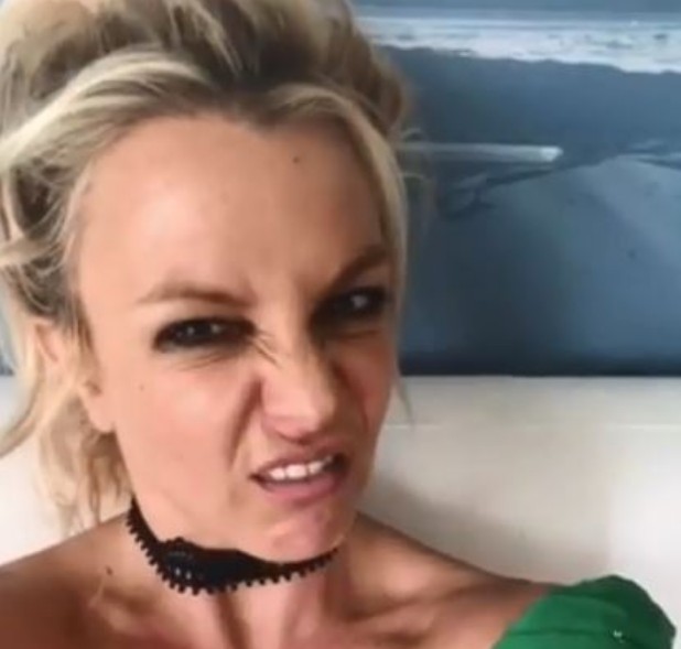 A cantora Britney Spears brincando de fazer careta nas redes sociais  (Foto: Instagram)