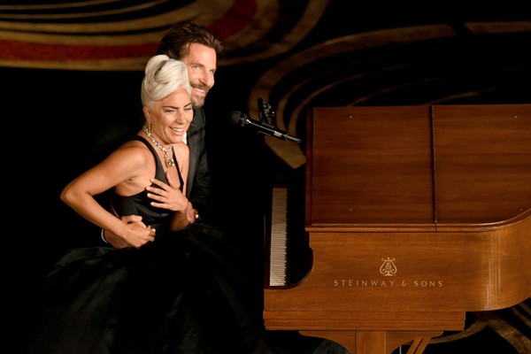 A cantora Lady Gaga ao lado do ator Bradley Cooper durante a apresentação dos dois no Oscar 2019 (Foto: Getty Images)