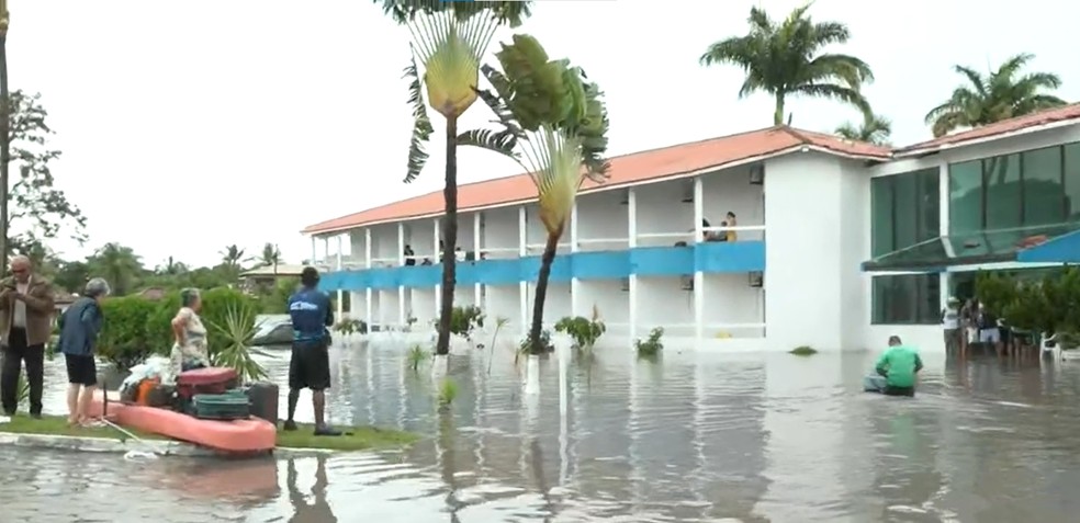 Turistas são resgatados com caiaques e pranchas de stand up de hotel inundado após forte chuva no sul da Bahia — Foto: Reprodução/TV Santa Cruz