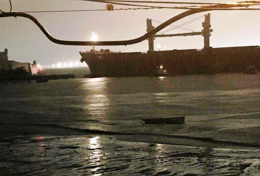 Imagens mostram embarcação encalhada no Canal do Estuário, em Santos, SP (Foto: G1 Santos)