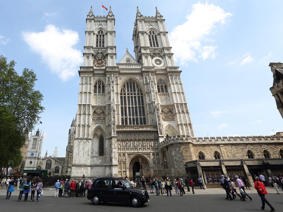Turistas em frente à Abadia de Westminster, em Londres (Foto: AFP PHOTO / JUSTIN TALLIS)