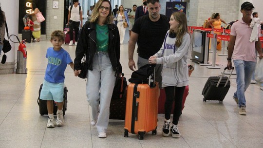 Fernanda Rodrigues mostra simpatia com o marido e os filhos em aeroporto, no Rio