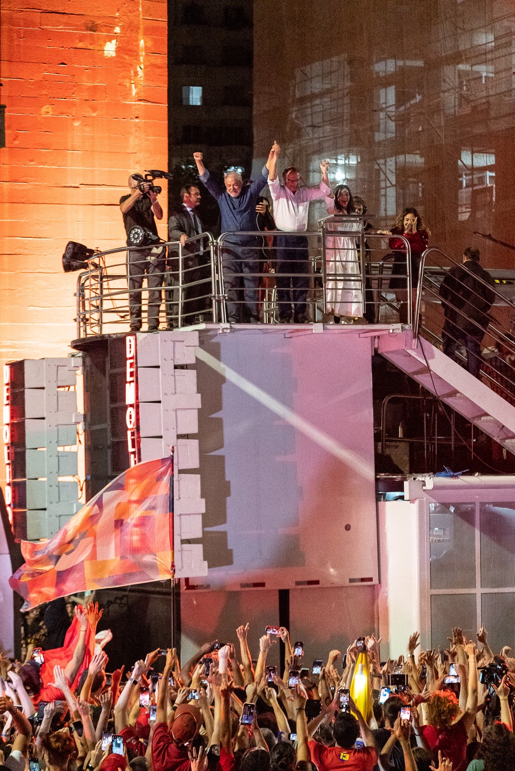 O presidente eleito, Lula, e o vice de sua chapa, Geraldo Alckmin, em carro de som na Avenida Paulista — Foto: Fabio Tito/g1