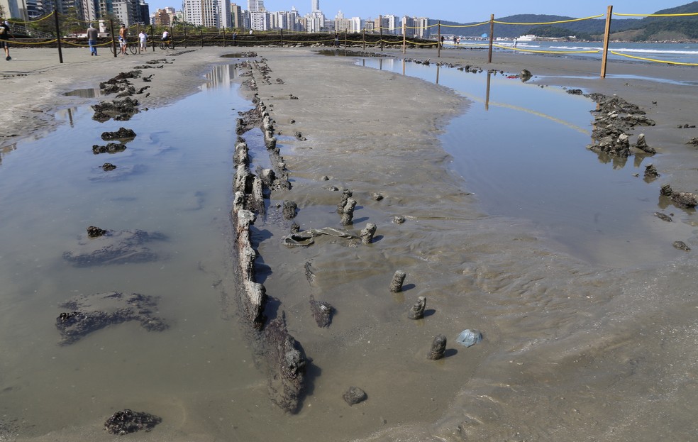 Destroços de navio foram encontrados na Praia do Embaré (Foto: José Claudio Pimentel/G1)