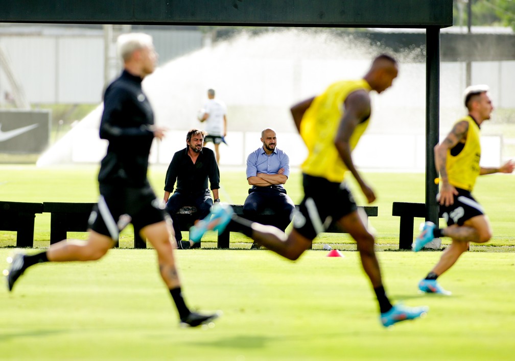 Duilio e Alessandro observam o treino do Corinthians — Foto: Rodrigo Coca/Ag. Corinthians