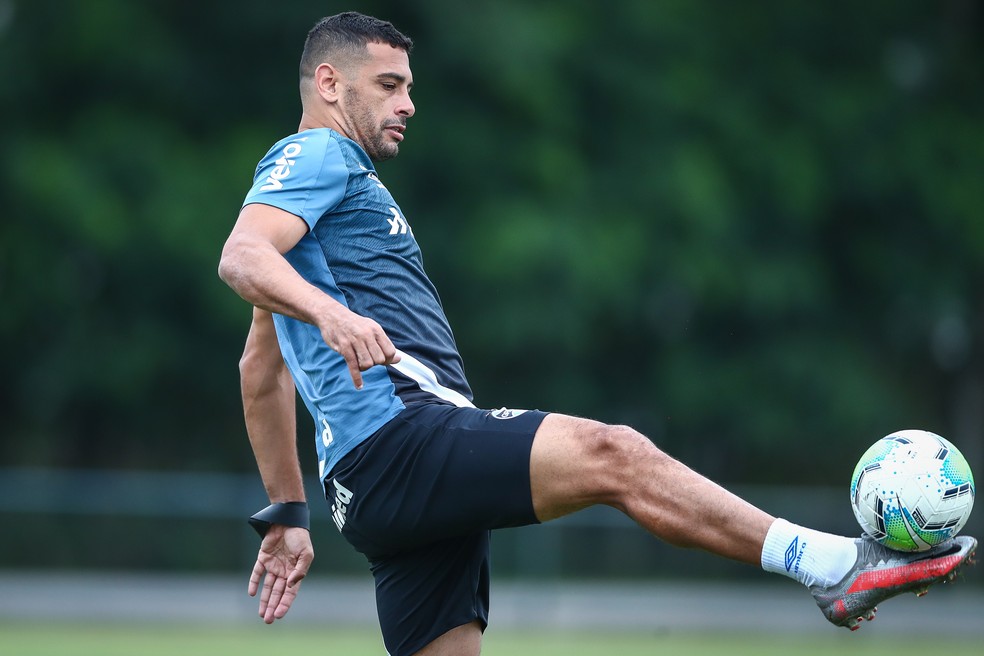 Com a sombra de Churín, Diego Souza retoma posto no ataque do Grêmio contra o Cuiabá