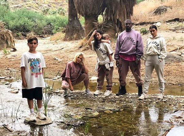 Kanye West, Kim Kardashian, Khloé Kardashian e Kourtney Kardashian com os filhos vestindo produtos da marca religiosa do rapper (Foto: Instagram)