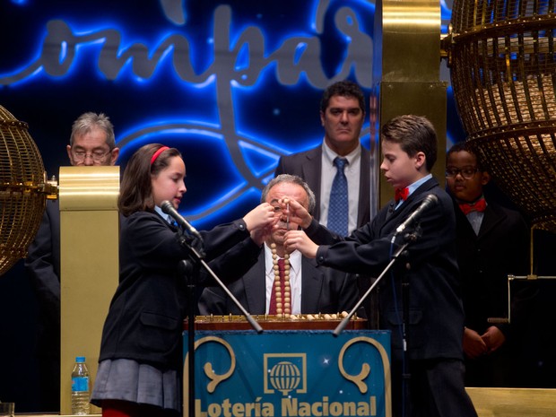 Alunos da escola San Ildefonso participam do sorteio dos números da loteria de Natal ‘El Gordo’, no Teatro Real em Madri, na Espanha, na terça (22) (Foto: AFP Photo/Pierre-Philippe Marcou)