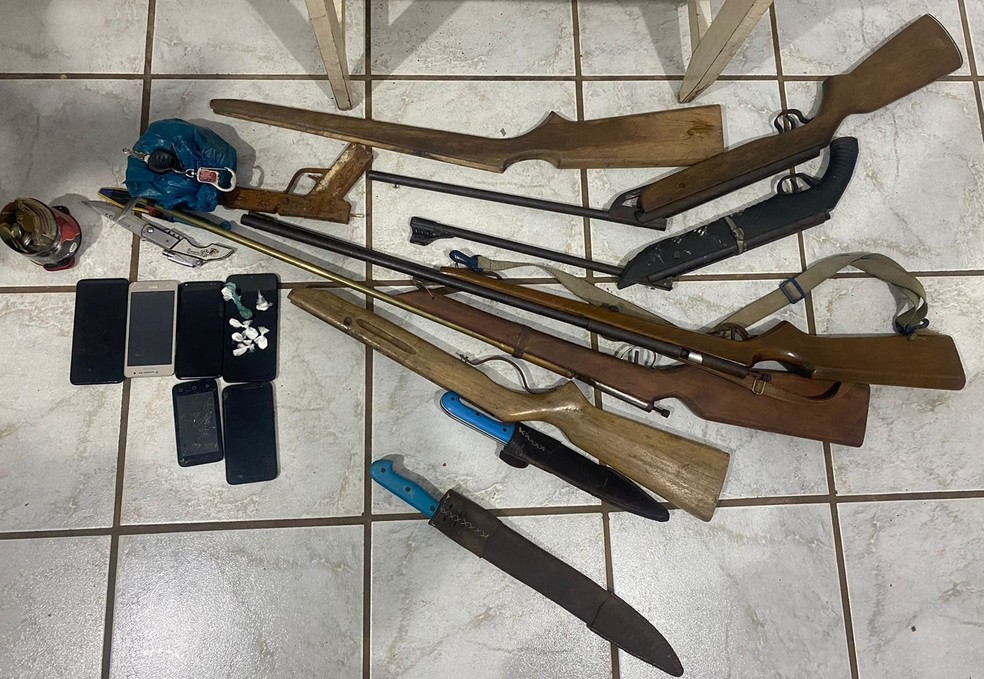Celulares, espingardas e outros armamentos apreendidos em operação da Polícia Civil do Piauí na região de Esperantina — Foto: Reprodução/PCPI