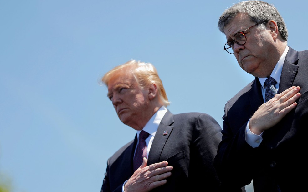  O presidente dos EUA, Donald Trump, e o procurador-geral dos EUA, William Barr, participam do 38o Memorial Nacional de Oficiais no Capitólio, em Washington, no dia 15 de maio de 2019 — Foto: Reuters/Carlos Barria