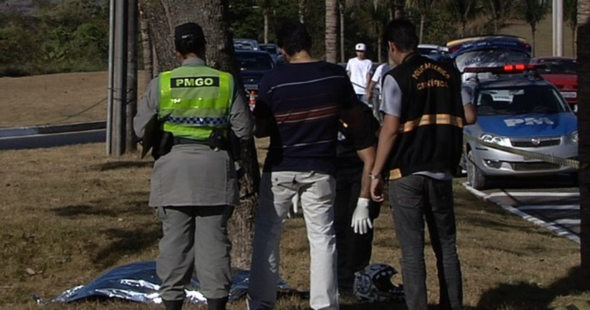 G1 - Jovem morre após perder controle de moto e bater em árvore na GO ...