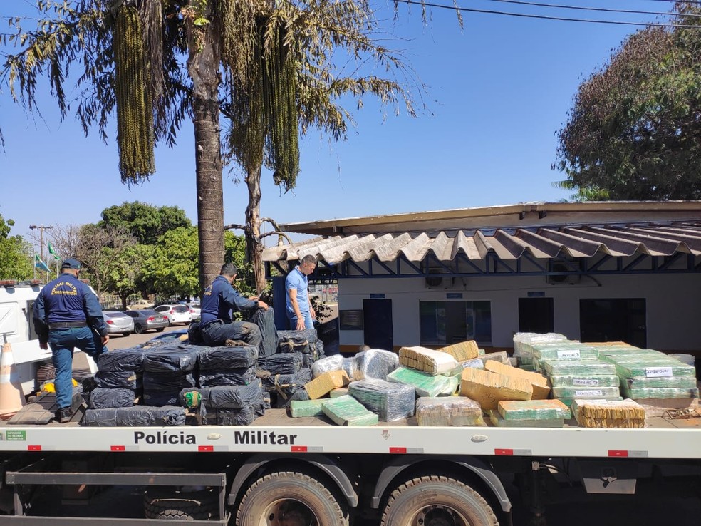 Polícia Militar Rodoviária (BPMRv) apreende quase 4 toneladas de maconha, munições e pistola em MS — Foto: BPMRv/Divulgação