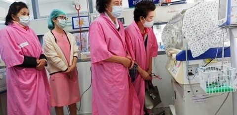 Bebê segue em observação em hospital na Tailândia (Foto: Reprodução/Facebook/Chiang Rai Times)
