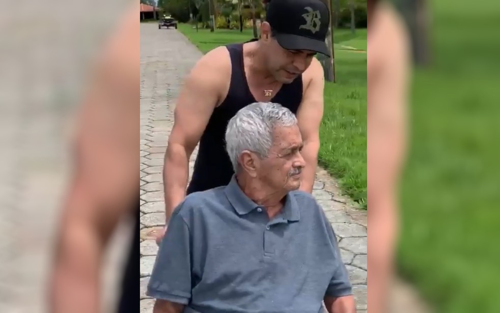 Zezé Di Camargo com o pai Seu Francisco Goiânia Goiás — Foto: Reprodução/TV Anhanguera
