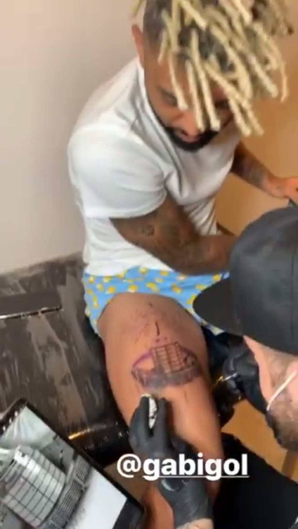 Gabigol tatuando na coxa a taça da Libertadores 2019 — Foto: Reprodução