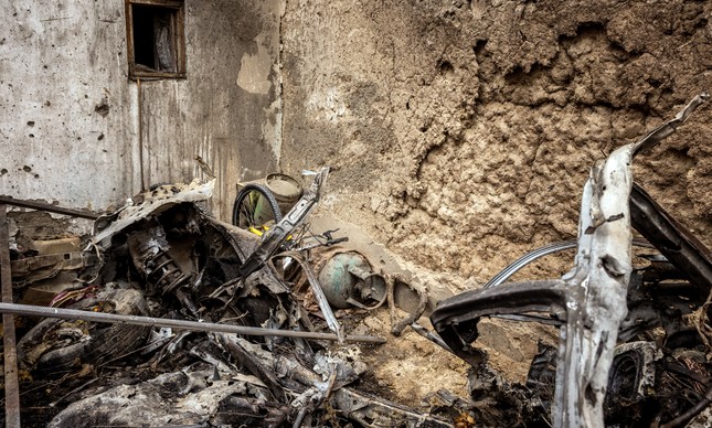 Destroços de uma casa atingida por ataque de drone dos EUA em Cabul