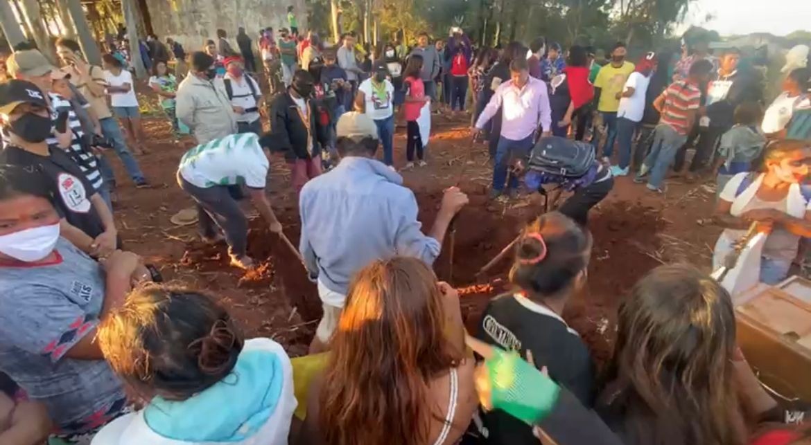 Corpo de indígena morto em confronto entre a polícia é enterrado em área de conflito após acordo